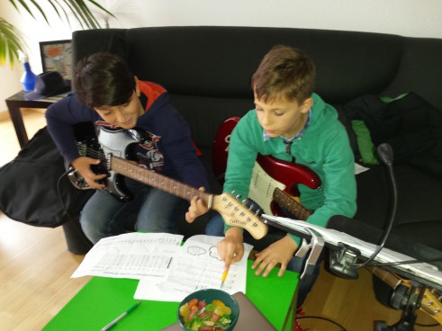 E-Gitarre lernen in der Gruppe